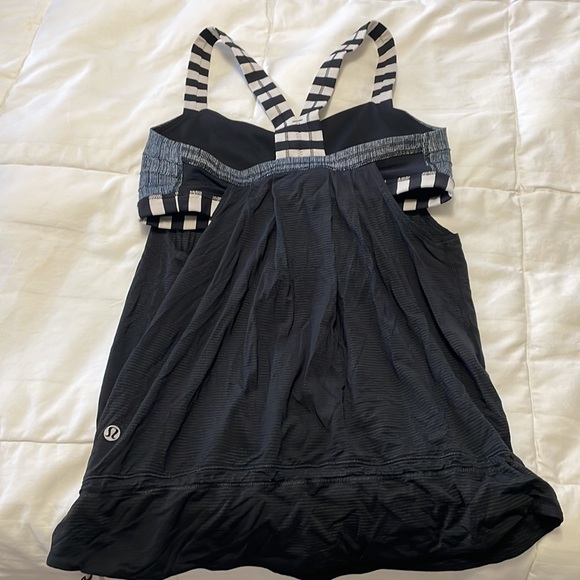 lululemon tank top, old style with built in sports bra. size 6 - Picture 5 of 5